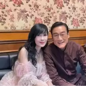 周慧敏与梁家辉合照引发“回忆杀”