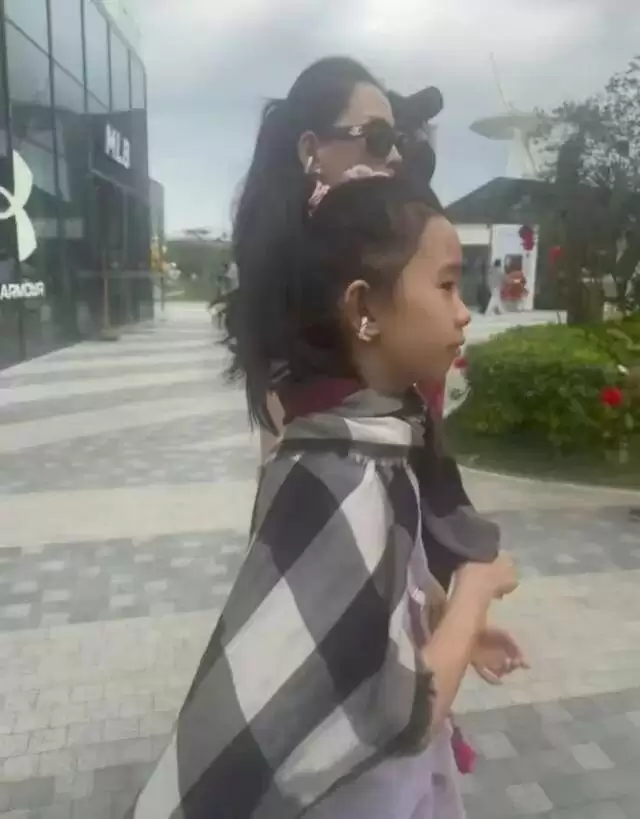 汪峰带森林北母女逛街，手牵手好恩爱