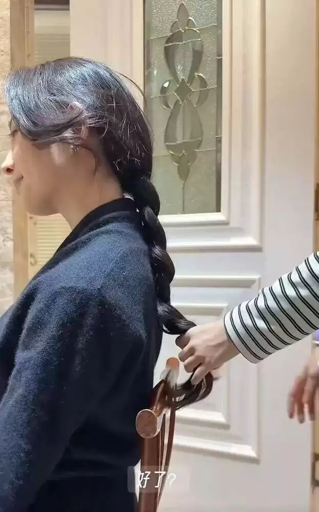汪峰带森林北母女逛街，手牵手好恩爱