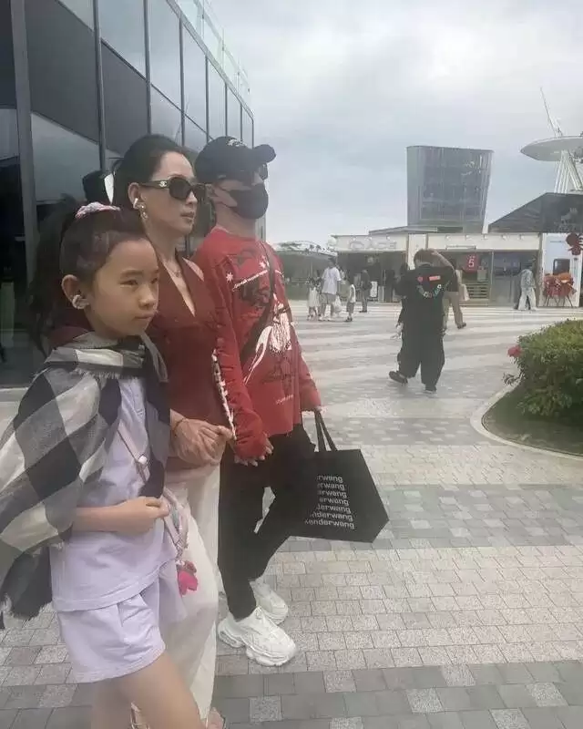 汪峰带森林北母女逛街，手牵手好恩爱