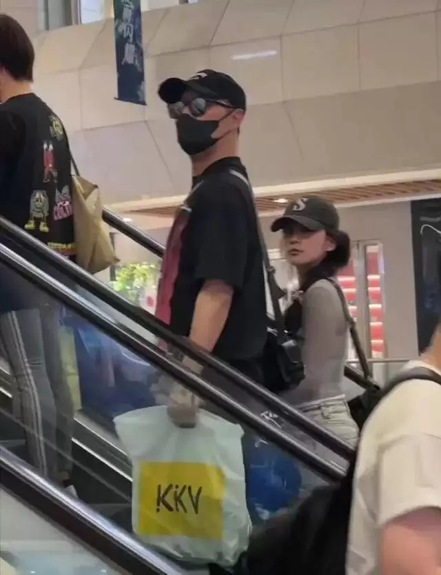 汪峰带森林北母女逛街，手牵手好恩爱