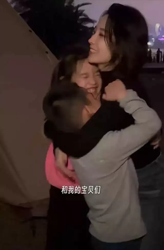 汪峰带森林北母女逛街，手牵手好恩爱