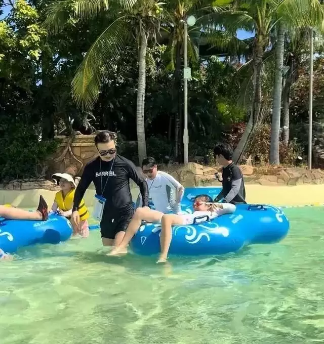 汪峰带森林北母女逛街，手牵手好恩爱