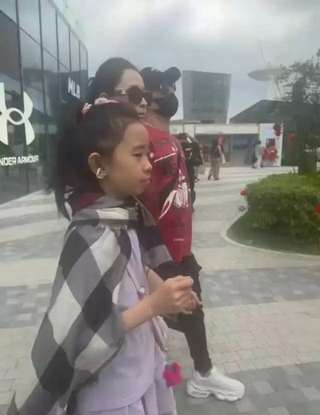 汪峰带森林北母女逛街，手牵手好恩爱