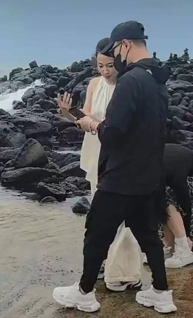 汪峰带森林北母女逛街，手牵手好恩爱