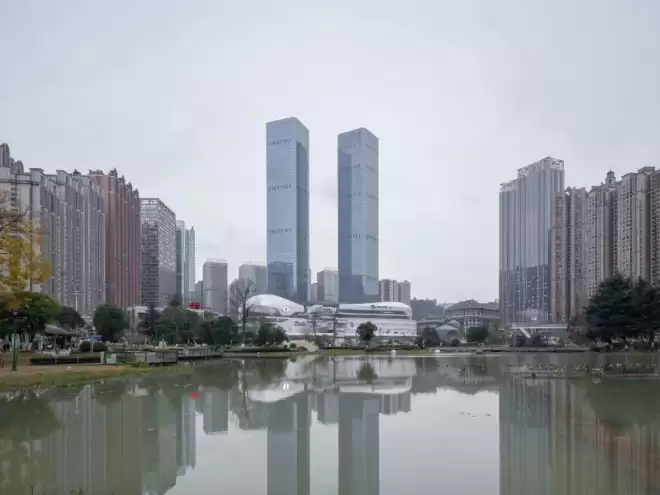 见证27亿“白宫” 中国有个魔幻的亚洲最大社区