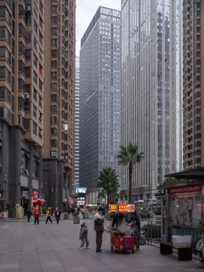 见证27亿“白宫” 中国有个魔幻的亚洲最大社区