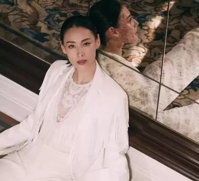 梁洛施：感谢李泽楷的不娶！37岁的她恋上导演
