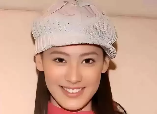 梁洛施：感谢李泽楷的不娶！37岁的她恋上导演