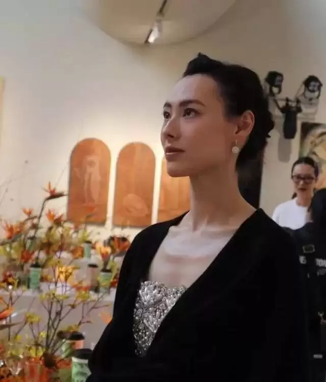 梁洛施：感谢李泽楷的不娶！37岁的她恋上导演