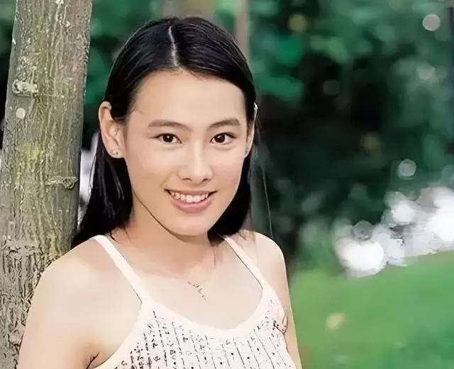 梁洛施：感谢李泽楷的不娶！37岁的她恋上导演