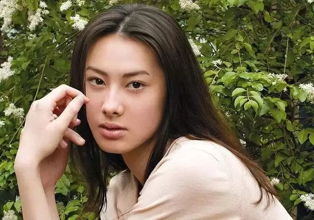 梁洛施：感谢李泽楷的不娶！37岁的她恋上导演