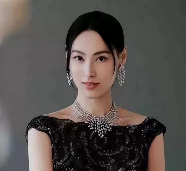 梁洛施：感谢李泽楷的不娶！37岁的她恋上导演