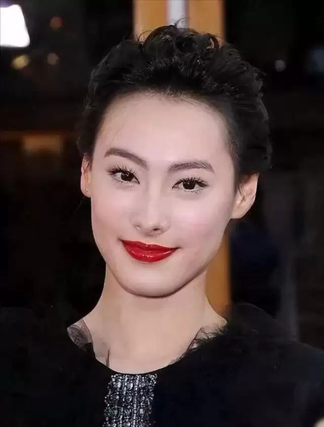 梁洛施：感谢李泽楷的不娶！37岁的她恋上导演