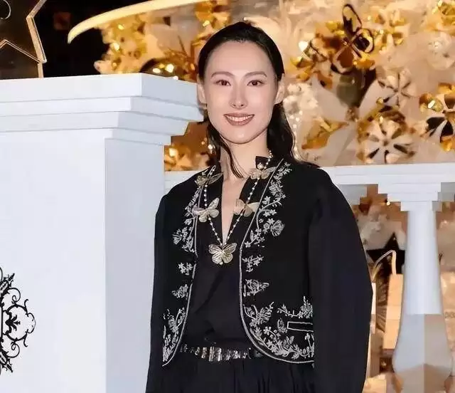 梁洛施：感谢李泽楷的不娶！37岁的她恋上导演