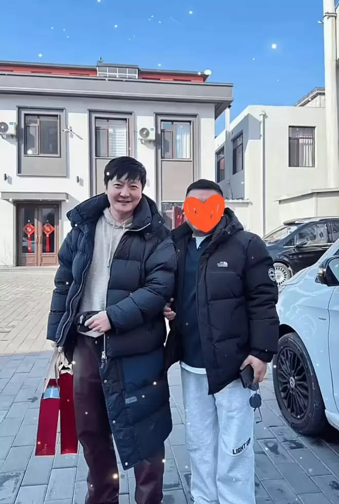 郭京飞辽宁走亲戚，冷到穿两件羽绒服