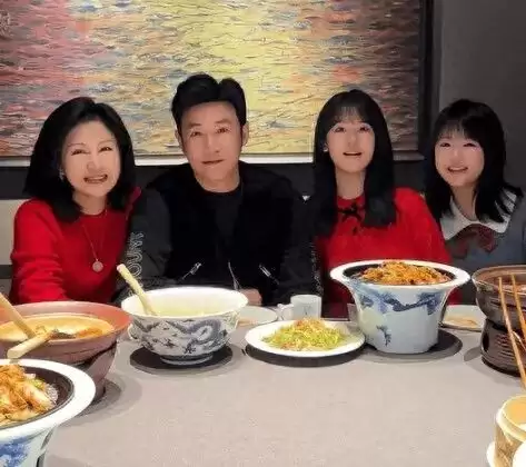 郭京飞辽宁走亲戚，冷到穿两件羽绒服