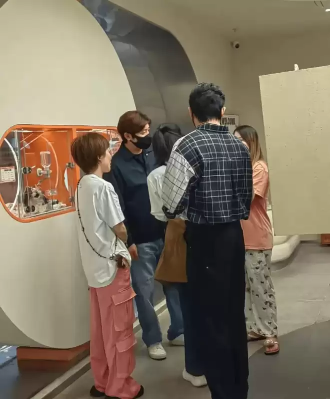 郭京飞辽宁走亲戚，冷到穿两件羽绒服