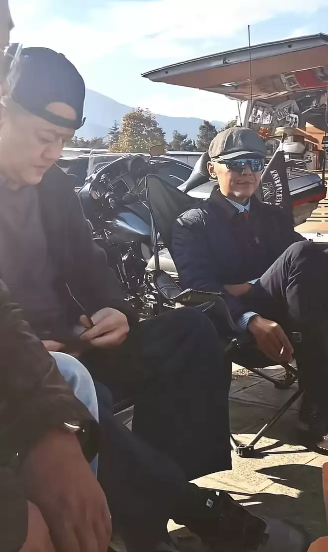 李亚鹏大理过年，和大冰坐马路边聊天烟不离手