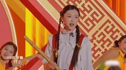 周冬雨双马尾造型现身！重现国民初恋惊艳感