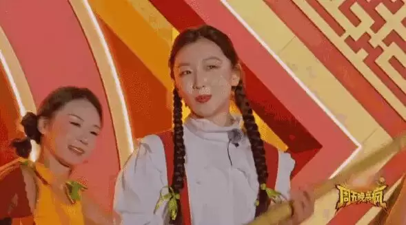 周冬雨双马尾造型现身！重现国民初恋惊艳感