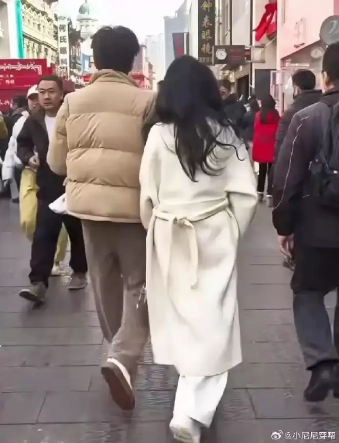 秦昊伊能静在沈阳逛街！相差九岁牵手互动很甜蜜