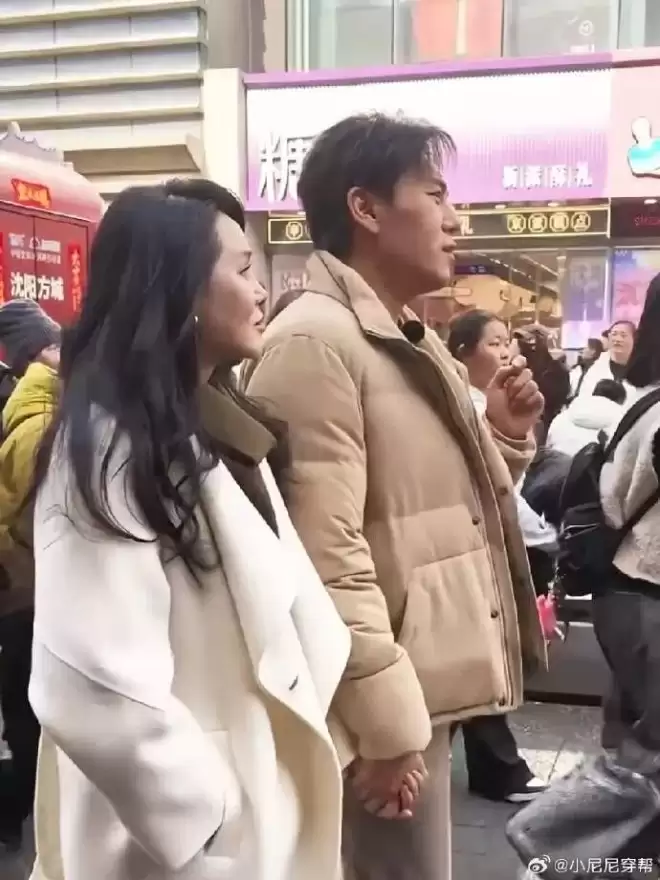 秦昊伊能静在沈阳逛街！相差九岁牵手互动很甜蜜