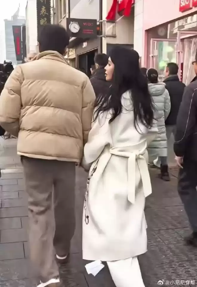 秦昊伊能静在沈阳逛街！相差九岁牵手互动很甜蜜