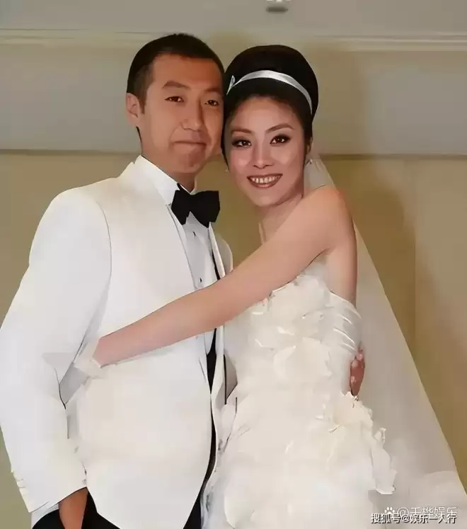香港天后陈慧琳两子照曝光,大儿子被指像韩星,老公胡子邋遢,缺席的她才是真赢家