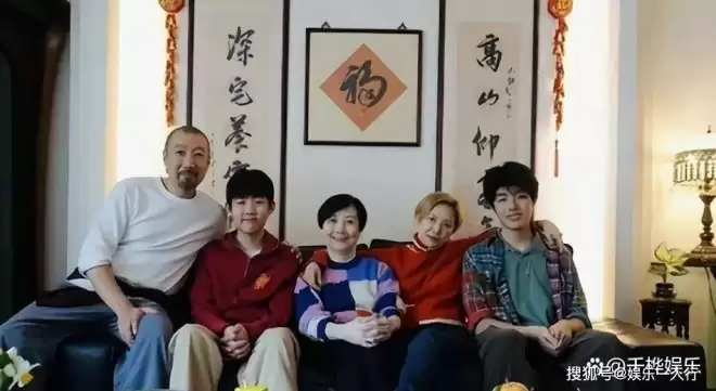 香港天后陈慧琳两子照曝光,大儿子被指像韩星,老公胡子邋遢,缺席的她才是真赢家