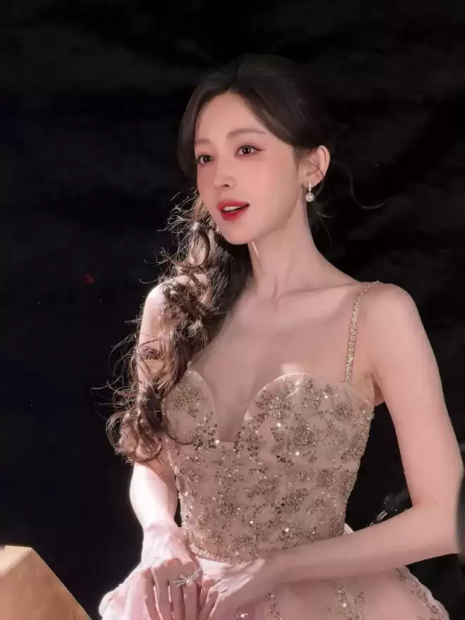 红毯封神的娜扎，为何作品始终配不上颜值？