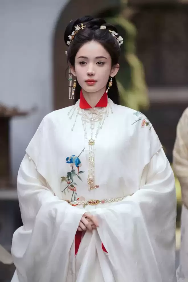红毯封神的娜扎，为何作品始终配不上颜值？