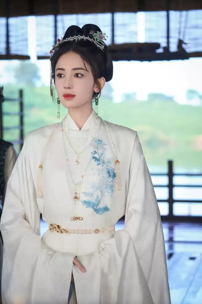 红毯封神的娜扎，为何作品始终配不上颜值？