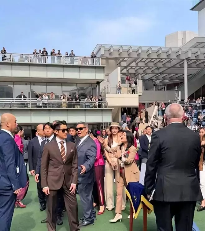 郭富城初三现身沙田马场,60岁依然年轻帅气,身材硬朗发量浓密