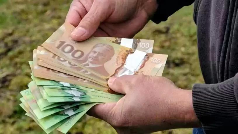 私让电脑当面交收不虞有诈  收钱后柜员机拒接纳始知上当