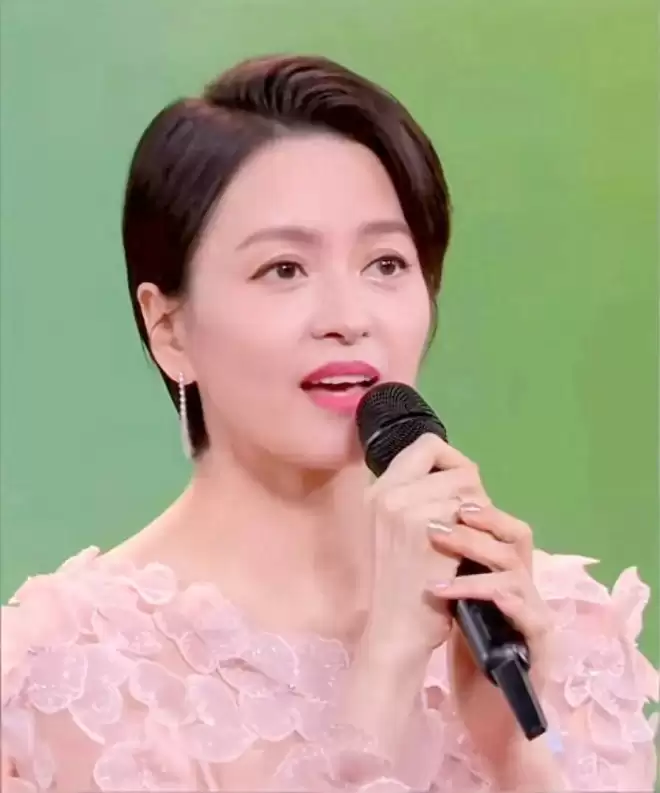 梁咏琪第4次上央视春晚!她倒贴嫁西班牙籍丈夫