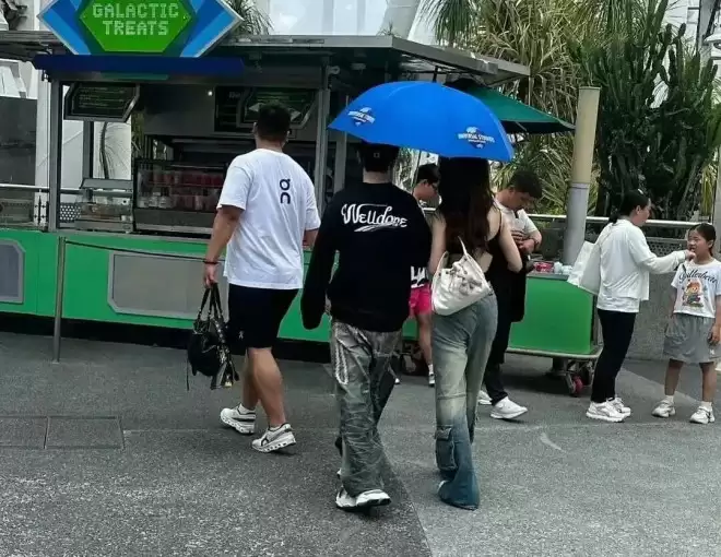 黄晓明恋情曝光！与美女穿情侣装并同游，女方年龄被扒疑似小22岁