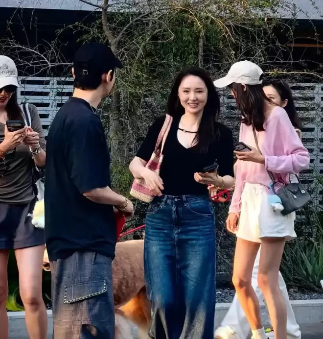 黄晓明恋情曝光！与美女穿情侣装并同游，女方年龄被扒疑似小22岁