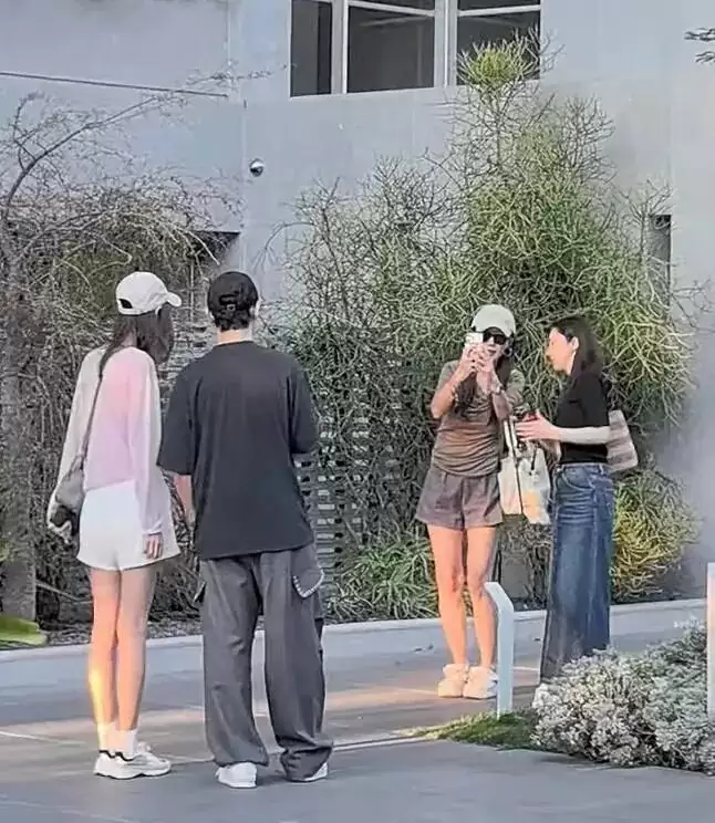 黄晓明恋情曝光！与美女穿情侣装并同游，女方年龄被扒疑似小22岁