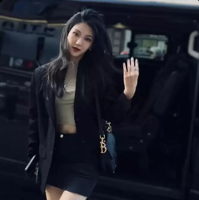 黄晓明恋情曝光！与美女穿情侣装并同游，女方年龄被扒疑似小22岁