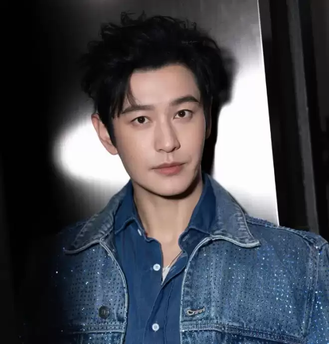 黄晓明恋情曝光！与美女穿情侣装并同游，女方年龄被扒疑似小22岁