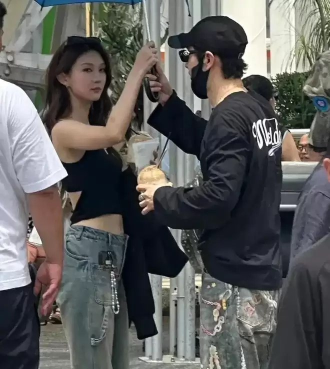 黄晓明恋情曝光！与美女穿情侣装并同游，女方年龄被扒疑似小22岁