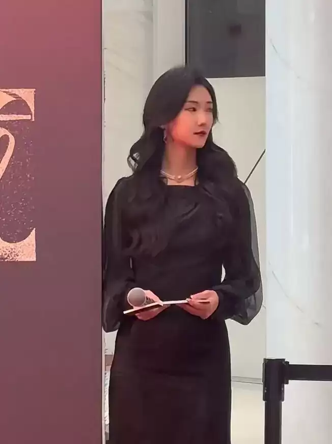 黄晓明恋情曝光！与美女穿情侣装并同游，女方年龄被扒疑似小22岁