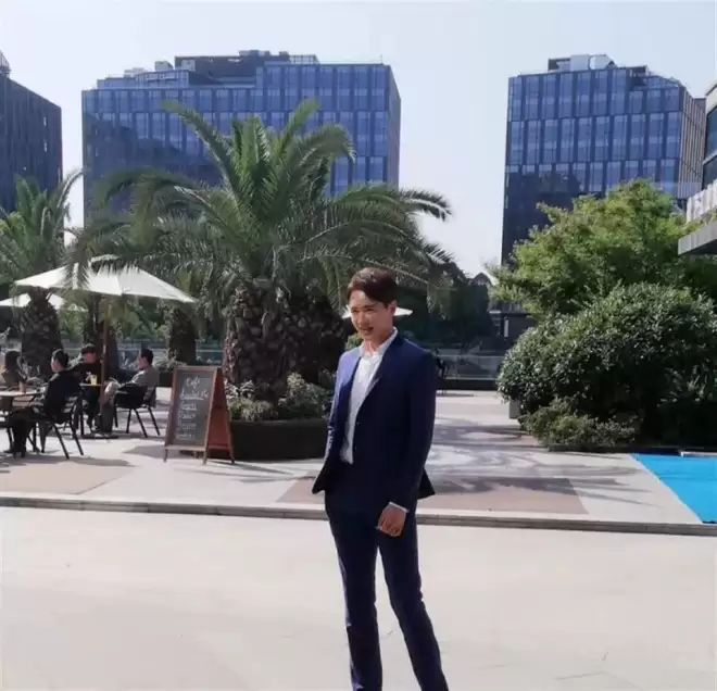 43岁高云翔现状:80元买三件衣服,未发胖,精气神不错,再婚生女