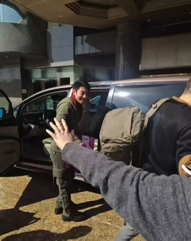 撒贝宁携妻儿回武汉,躬身和网友合影数他最高,穿厚底鞋得有180