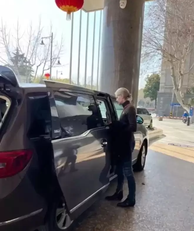 撒贝宁携妻儿回武汉,躬身和网友合影数他最高,穿厚底鞋得有180