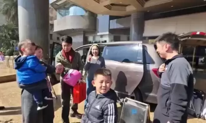 撒贝宁携妻儿回武汉,躬身和网友合影数他最高,穿厚底鞋得有180