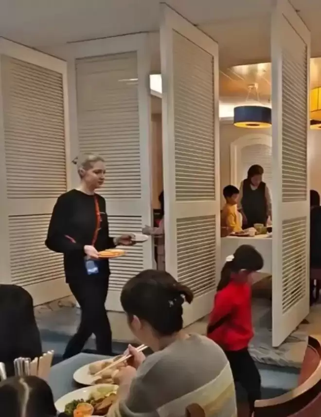 撒贝宁携妻儿回武汉,躬身和网友合影数他最高,穿厚底鞋得有180
