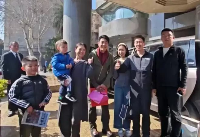 撒贝宁携妻儿回武汉,躬身和网友合影数他最高,穿厚底鞋得有180