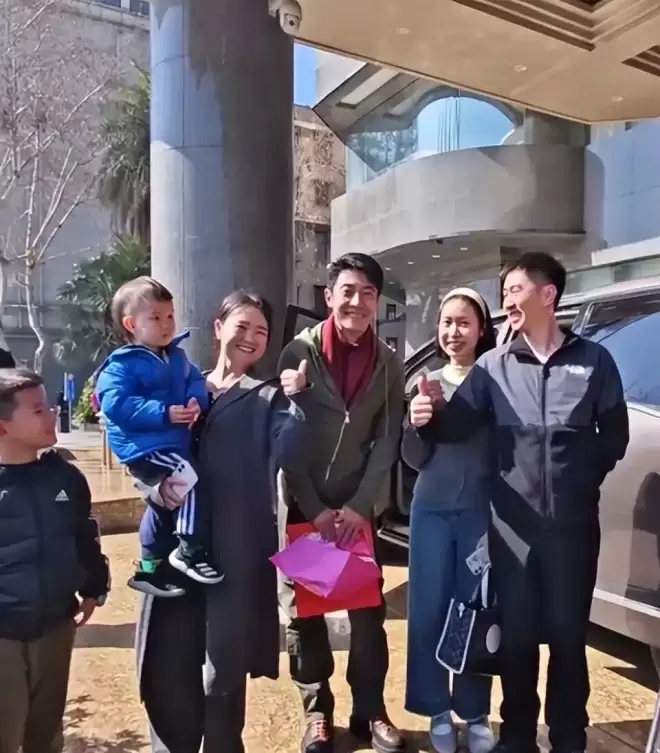 撒贝宁携妻儿回武汉,躬身和网友合影数他最高,穿厚底鞋得有180